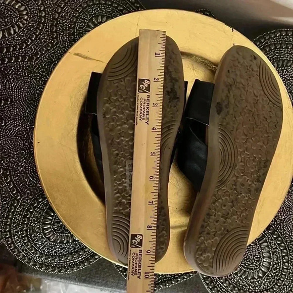 WOMENS CLIFFS FLAT BLACK SANDALS EUC SIZE 7 - Picture 11 of 11